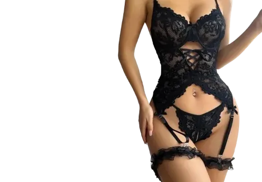 Bielizna erotyczna damska w kolorze intensywnego różu – koronkowy pas do pończoch z regulowanymi paskami, stringi typu thong oraz pończochy, ujęcie z tyłu na sylwetce modelki.